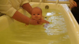 Купание младенца в большой ванне