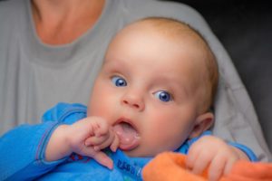 Почему у младенцев слюни текут
