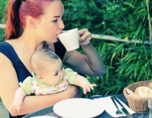 Можно ли кормящей маме пить кофе со сливками