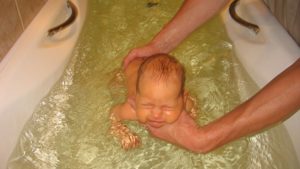 Купание малыша в большой ванне