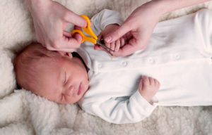 Подстричь ногти новорожденному первый раз
