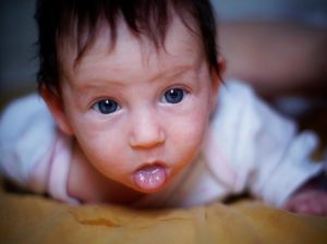 Почему торчит язык у ребенка