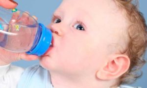 Когда новорожденный начинает пить воду