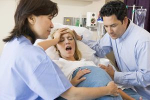 Сколько врачей присутствует при родах
