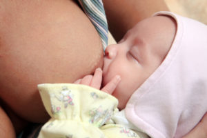 Сколько минут сосет грудь новорожденный