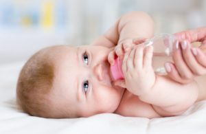 Нужно ли подпаивать новорожденного водой