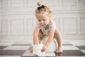 Как приучить ребенка вытирать попу