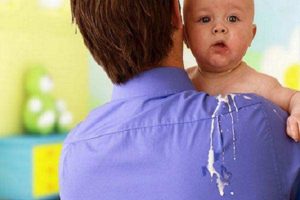 Почему грудной ребенок срыгивает фонтаном