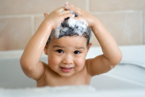 Как ребенка научить мыть голову