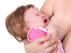 Новорожденный при кормлении плачет