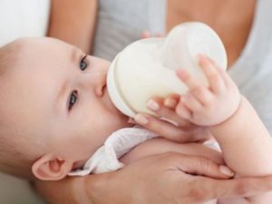 Как сцеженным молоком кормить ребенка