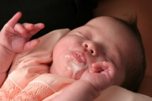 Младенец срыгивает фонтаном после кормления
