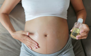 Каким маслом мазать живот при беременности от растяжек