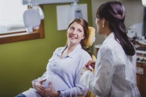 Почему нельзя лечить зубы в первом триместре беременности