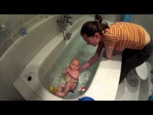 Купание новорожденного в большой ванной