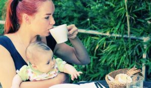 Можно ли кормящей маме пить кофе с молоком