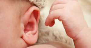 Как у новорожденного развивается слух