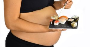 Можно беременным кушать роллы