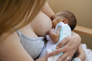 Как кормить ребенка в первый день после родов