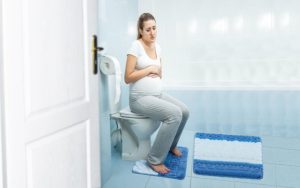 Можно ли терпеть при беременности в туалет