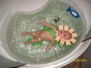 Купание в большой ванне ребенка