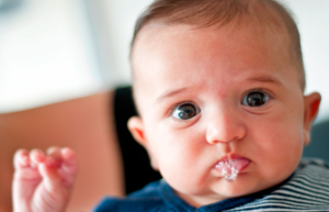 Почему у младенцев слюни текут