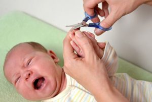 Как подстригать ногти новорожденному ребенку