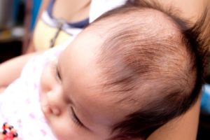 Выпадают ли волосы у новорожденного