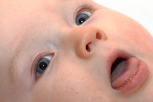 Почему торчит язык у ребенка