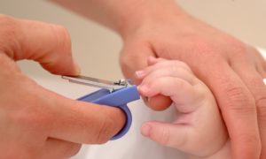 Как грудному ребенку подстригать ногти