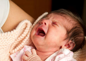 Новорожденный при кормлении плачет