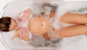 При какой температуре можно в ванной купаться беременным