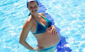 Можно ли в бассейн беременным на ранних сроках
