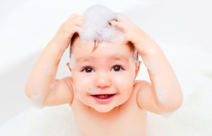 Как ребенка научить мыть голову