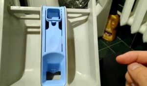Течет стиральная машинка из под лотка для порошка