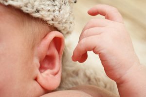 Как развивается слух у новорожденного