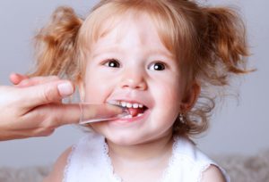 Почему маленький ребенок скрипит зубами