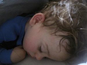 Почему у младенцев потеет голова