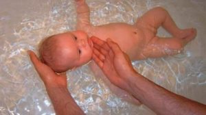 Купание в большой ванне новорожденного