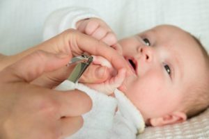 Как подстригать ногти новорожденному ребенку