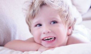Почему маленький ребенок скрипит зубами
