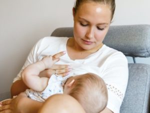 Что делать если ребенок не наедается одной грудью