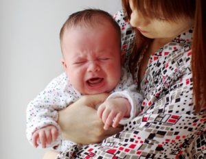 Ребенок плачет при сосании
