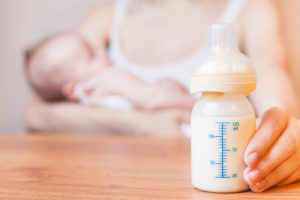 Может ли ребенку не подходить грудное молоко матери