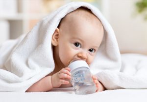 Когда новорожденный начинает пить воду