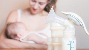 Нужно ли сцеживать молоко если ребенок долго спит
