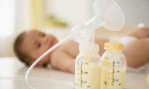 Нужно ли сцеживать молоко если ребенок долго спит